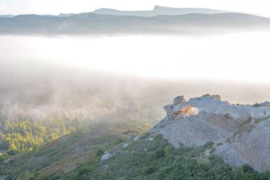 Fransa 'da Cassis yakınlarındaki Fransız Rivierasında taş kemer..