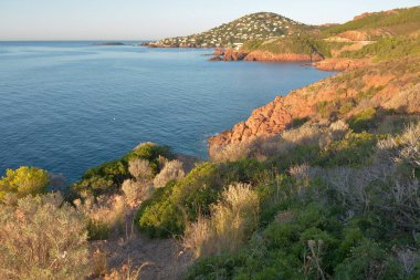 Fransız Rivierası 'ndaki Akdeniz kıyısında Esterel Massif