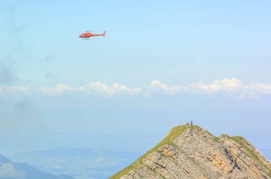 İsviçre dağları üzerinde uçan bir helikopter..