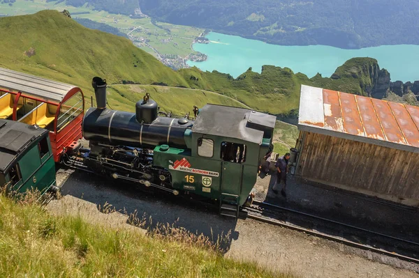 İsviçre 'de Brienzer Rothorn' dan küçük bir buharlı tren görüldü..