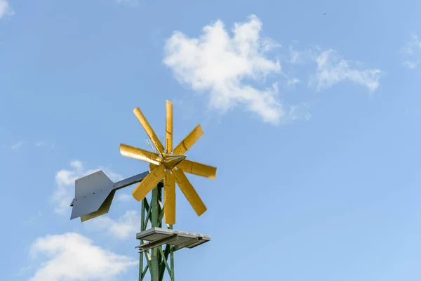 Dekorative Windkraftanlage Einem Garten Auf Dem Land Frankreich — Stockfoto