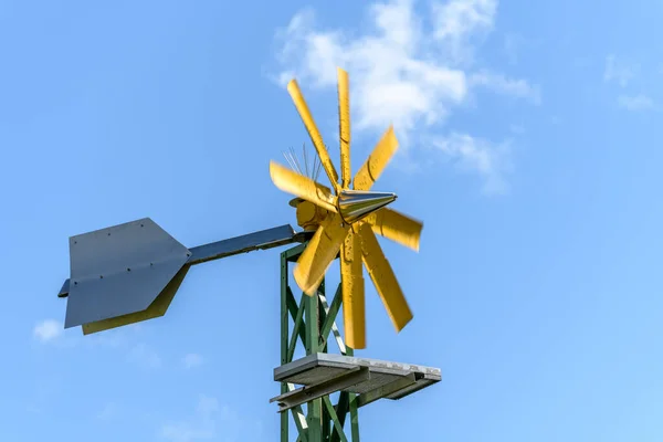 Dekorative Windkraftanlage Einem Garten Auf Dem Land Frankreich — Stockfoto