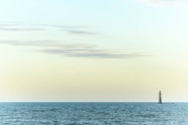 Atlantik Okyanusu 'nda, Sables d' Olonne sahilinin açıklarındaki Barges deniz feneri. Fransa