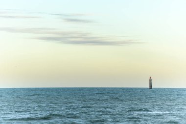 Atlantik Okyanusu 'nda, Sables d' Olonne sahilinin açıklarındaki Barges deniz feneri. Fransa