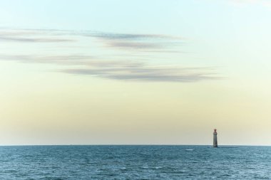 Atlantik Okyanusu 'nda, Sables d' Olonne sahilinin açıklarındaki Barges deniz feneri. Fransa