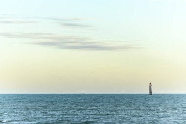 Atlantik Okyanusu 'nda, Sables d' Olonne sahilinin açıklarındaki Barges deniz feneri. Fransa