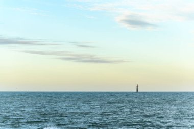 Atlantik Okyanusu 'nda, Sables d' Olonne sahilinin açıklarındaki Barges deniz feneri. Fransa