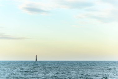 Atlantik Okyanusu 'nda, Sables d' Olonne sahilinin açıklarındaki Barges deniz feneri. Fransa