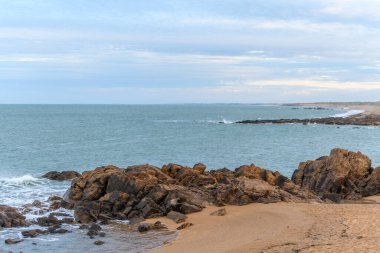 Les Sables d 'Olonne' un kayalık kıyılarından görünen Atlantik Okyanusu. Fransa.