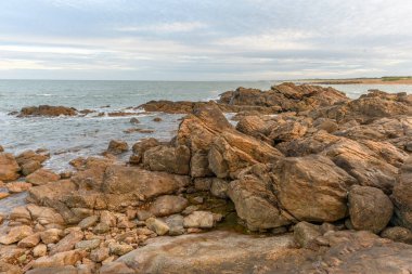 Les Sables d 'Olonne' un kayalık kıyılarından görünen Atlantik Okyanusu. Fransa.