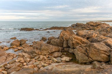 Les Sables d 'Olonne' un kayalık kıyılarından görünen Atlantik Okyanusu. Fransa.