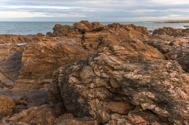 Les Sables d 'Olonne' un kayalık kıyılarından görünen Atlantik Okyanusu. Fransa.