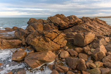 Les Sables d 'Olonne' un kayalık kıyılarından görünen Atlantik Okyanusu. Fransa.