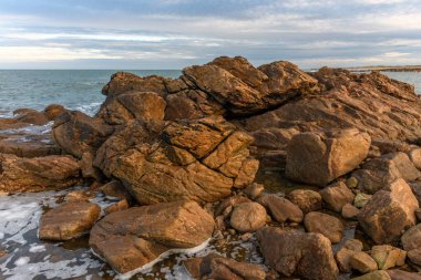 Les Sables d 'Olonne' un kayalık kıyılarından görünen Atlantik Okyanusu. Fransa.