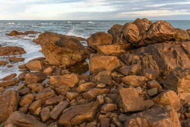 Les Sables d 'Olonne' un kayalık kıyılarından görünen Atlantik Okyanusu. Fransa.
