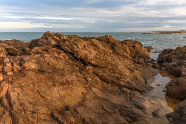 Les Sables d 'Olonne' un kayalık kıyılarından görünen Atlantik Okyanusu. Fransa.