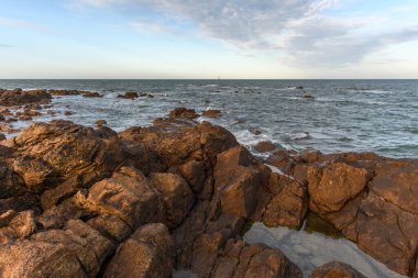 Les Sables d 'Olonne' un kayalık kıyılarından görünen Atlantik Okyanusu. Fransa.
