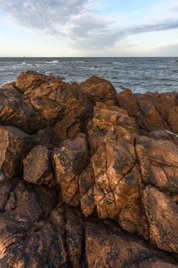 Les Sables d 'Olonne' un kayalık kıyılarından görünen Atlantik Okyanusu. Fransa.