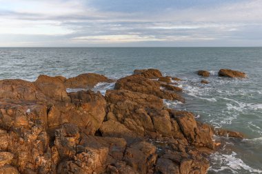 Les Sables d 'Olonne' un kayalık kıyılarından görünen Atlantik Okyanusu. Fransa.