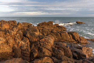 Les Sables d 'Olonne' un kayalık kıyılarından görünen Atlantik Okyanusu. Fransa.