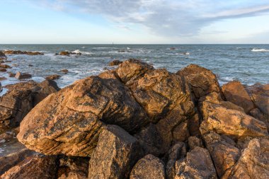 Les Sables d 'Olonne' un kayalık kıyılarından görünen Atlantik Okyanusu. Fransa.
