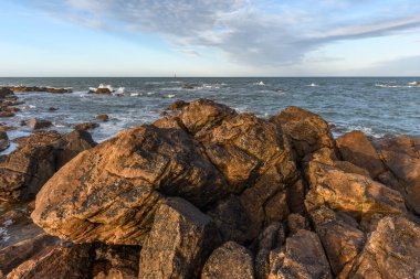 Les Sables d 'Olonne' un kayalık kıyılarından görünen Atlantik Okyanusu. Fransa.