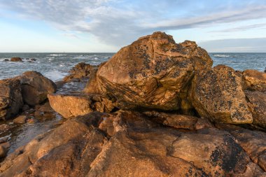 Les Sables d 'Olonne' un kayalık kıyılarından görünen Atlantik Okyanusu. Fransa.