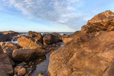Les Sables d 'Olonne' un kayalık kıyılarından görünen Atlantik Okyanusu. Fransa.