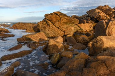 Les Sables d 'Olonne' un kayalık kıyılarından görünen Atlantik Okyanusu. Fransa.