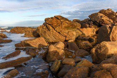 Les Sables d 'Olonne' un kayalık kıyılarından görünen Atlantik Okyanusu. Fransa.