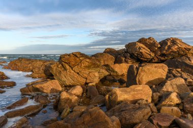 Les Sables d 'Olonne' un kayalık kıyılarından görünen Atlantik Okyanusu. Fransa.