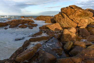 Les Sables d 'Olonne' un kayalık kıyılarından görünen Atlantik Okyanusu. Fransa.
