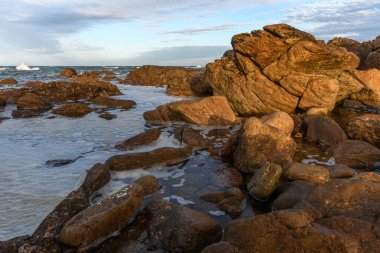 Les Sables d 'Olonne' un kayalık kıyılarından görünen Atlantik Okyanusu. Fransa.