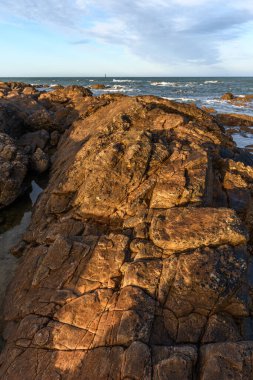 Les Sables d 'Olonne' un kayalık kıyılarından görünen Atlantik Okyanusu. Fransa.
