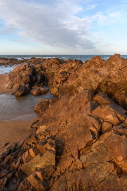 Les Sables d 'Olonne' un kayalık kıyılarından görünen Atlantik Okyanusu. Fransa.