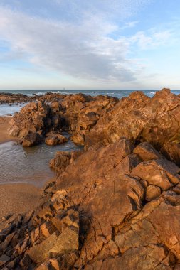 Les Sables d 'Olonne' un kayalık kıyılarından görünen Atlantik Okyanusu. Fransa.
