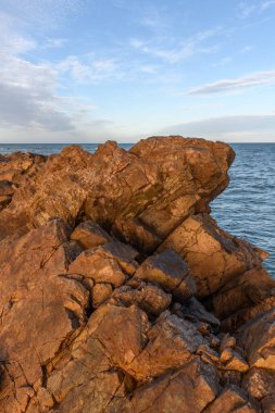 Les Sables d 'Olonne' un kayalık kıyılarından görünen Atlantik Okyanusu. Fransa.