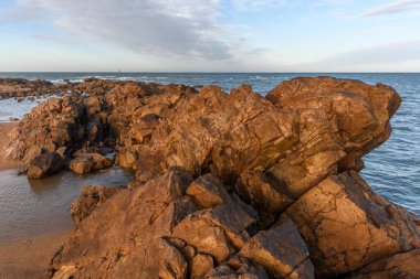 Les Sables d 'Olonne' un kayalık kıyılarından görünen Atlantik Okyanusu. Fransa.
