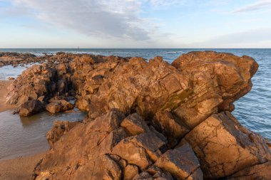 Les Sables d 'Olonne' un kayalık kıyılarından görünen Atlantik Okyanusu. Fransa.