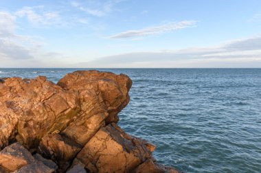 Les Sables d 'Olonne' un kayalık kıyılarından görünen Atlantik Okyanusu. Fransa.