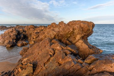 Les Sables d 'Olonne' un kayalık kıyılarından görünen Atlantik Okyanusu. Fransa.