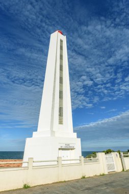 Sables d 'Olonne sahilindeki deniz feneri. Fransa.