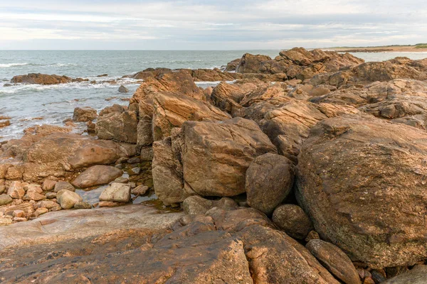 Les Sables d 'Olonne' un kayalık kıyılarından görünen Atlantik Okyanusu. Fransa.