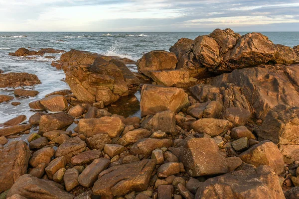 Les Sables d 'Olonne' un kayalık kıyılarından görünen Atlantik Okyanusu. Fransa.