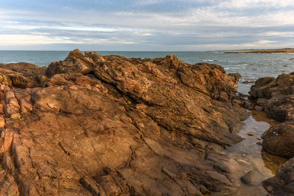 Les Sables d 'Olonne' un kayalık kıyılarından görünen Atlantik Okyanusu. Fransa.