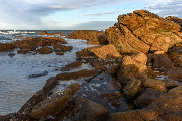 Les Sables d 'Olonne' un kayalık kıyılarından görünen Atlantik Okyanusu. Fransa.