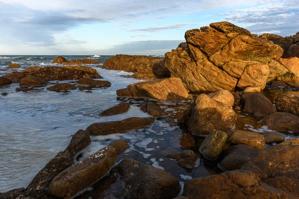 Les Sables d 'Olonne' un kayalık kıyılarından görünen Atlantik Okyanusu. Fransa.