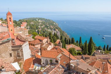 Monako yakınlarındaki Akdeniz kıyısında Roquebrune-Cap-Martin köyü..