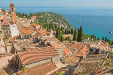Monako yakınlarındaki Akdeniz kıyısında Roquebrune-Cap-Martin köyü..