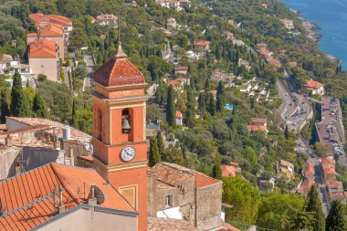 Monako yakınlarındaki Akdeniz kıyısında Roquebrune-Cap-Martin köyü..